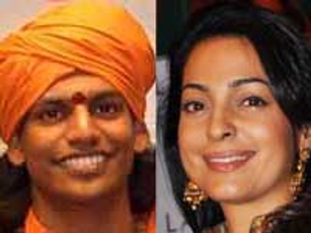 सेक्स गुरु नित्यानंद के जन्मदिन पर पहुंची जूही चावला