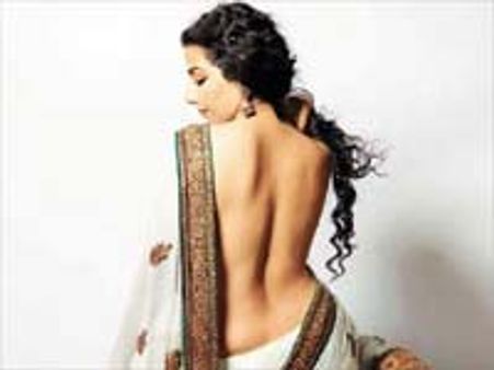 'टॉपलेस' विद्या ने कराया लोगों को सर्दी में गर्मी का एहसास
