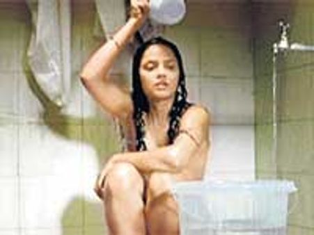 बिना अंतःवस्त्रों के पार्टी में पहुंची नीतू चंद्रा!