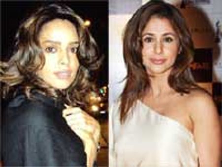 चक धूम-धूम: मल्लिका बाहर, उर्मिला अंदर