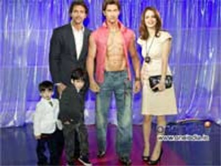 पापा रितिक के स्टेच्यू को देखकर कंफ्यूज हो गए बच्चे