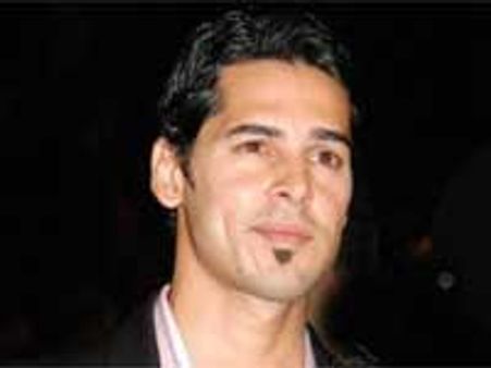 कौक्रोच की फौज देख डीनो को याद आया 'खतरों के खिलाड़ी'