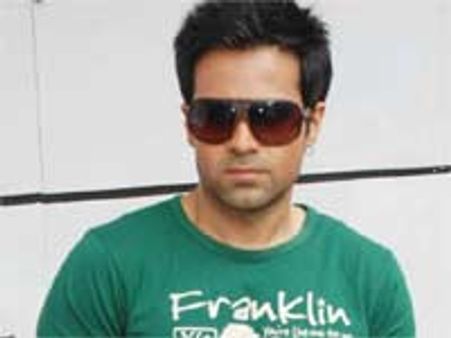 नागपुर में जिम प्रशिक्षकों ने इमरान हाशमी का पुतला जलाया