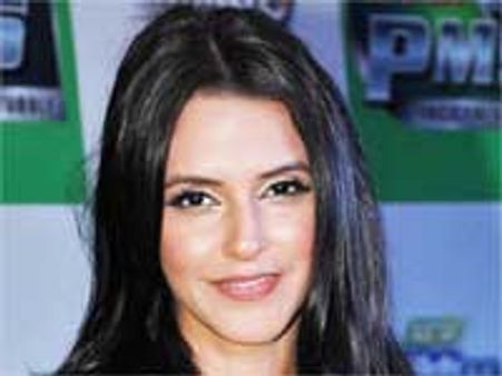 'हिटलर' की गर्लफ्रेंड बन कर फंस गई नेहा धूपिया