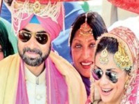गुल पनाग ने काले चश्मे में की शादी