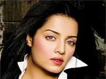 जानवरों के लिए पिंजड़े में कैद सेलिना जेटली