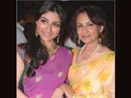 मां शर्मिला के चलते परेशान बेटी सोहा