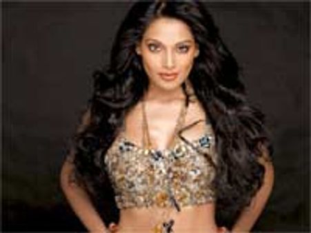 हॉलीवुड एक्टर जोश संग इश्क फरमा रही हैं बिपाशा बसु