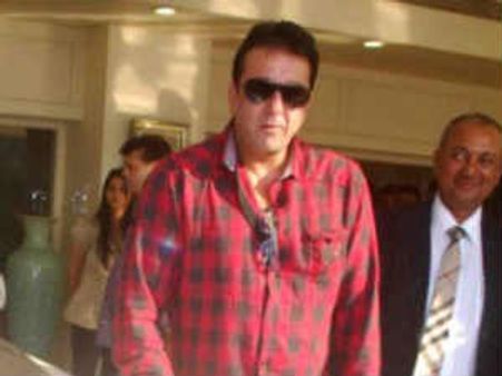 संजय दत्त की पत्नी बनें आशीष चौधरी