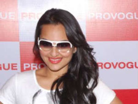 एकॉन के लिए पत्रकार बनी सोनाक्षी