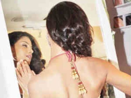 अश्लील हरकतों वाली सेक्सी वीना मलिक हुई बैकलेस