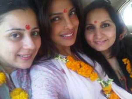 अजमेर शरीफ पहुंची विश्व सुंदरी प्रियंका ने चढ़ाई चादर