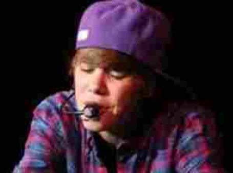 अंडे पड़ने के बावजूद गाते रहे जस्टिन बीबर