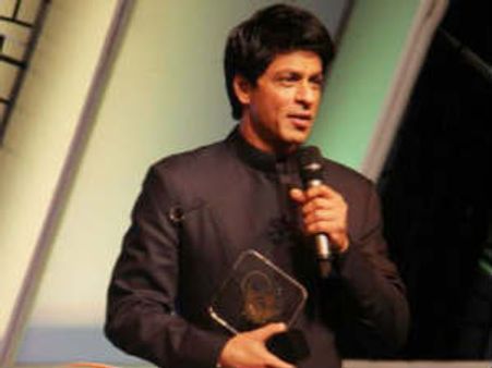 निर्माता मोजेज सिंह की अश्लील हरकत से भड़के बादशाह खान