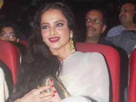 अवार्ड समारोह में रेखा के साथ हुई छेड़छाड़!