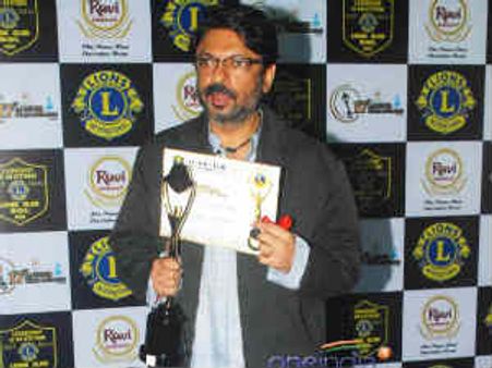 लावारिश पड़ी गुजारिश की कुर्सी