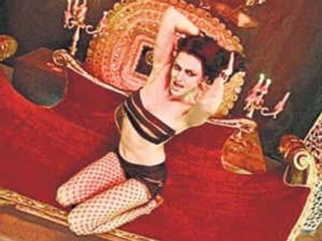 न्यूड होने के बाद अब टॉपलेस हुई याना गुप्ता