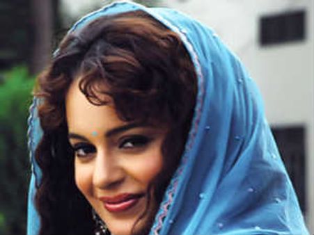 गुस्सायी कंगना ने अपने आप को वैन में बंद किया