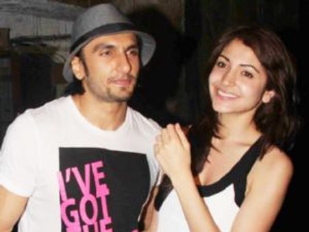 लिव इन रिलेशन में रह रहे रनवीर-अनुष्‍का!