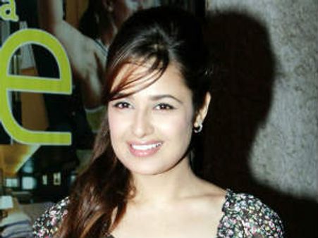 जॉन ने लगायी यूविका चौधरी के जिस्म की कीमत, परेशान अभिनेत्री