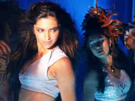 अश्‍लील प्रदर्शन पर दीपिका पर केस