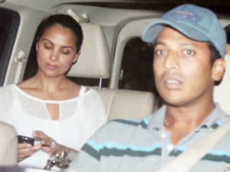 पहले प्यार के चलते लारा-महेश की शादी खतरे में!