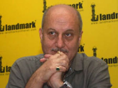 बाबा रामदेव के साथ पुलिस ने किया जघन्य अपराध : अनुपम खेर