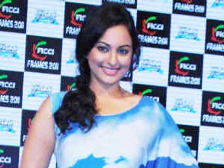 कैटरीना के कारण सोनाक्षी ने बदला नंबर