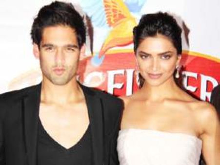 सिद्धार्थ की आंखो से दीपिका का नशा उतरा गर्लफ्रेंड बनीं एजेंला