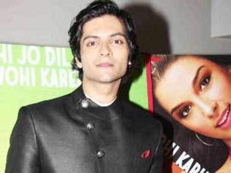 समीक्षा : बोरिंग हैं 'ऑल्वेज कभी कभी'