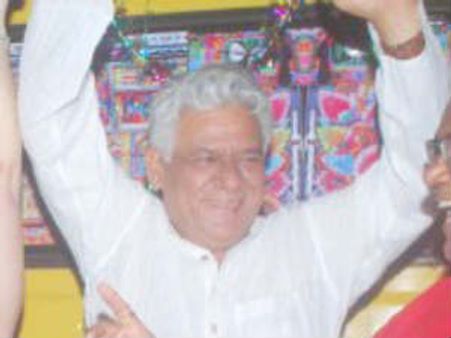 ओमपुरी को लेकर हुआ बीवीयों में झगड़ा, जमकर गाली-गलौच