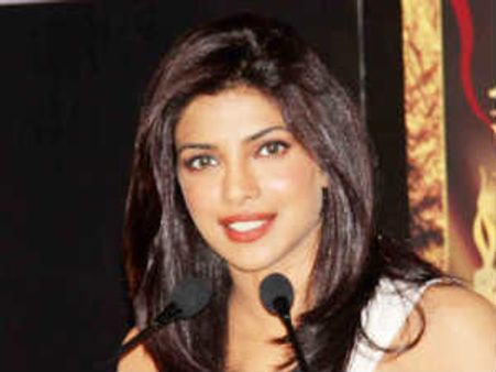 'तेज' आयटम प्रियंका चली मुन्नी बनने