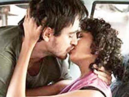 आखिरकार अश्लील दृश्य हटाने के बाद ही 'देल्ही बेली' नेपाल में हुई प्रदर्शित