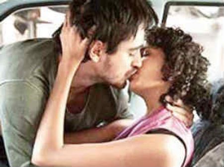 सेक्स परोसने वाली फिल्म देल्ही बेली को तत्काल बंद कराओ