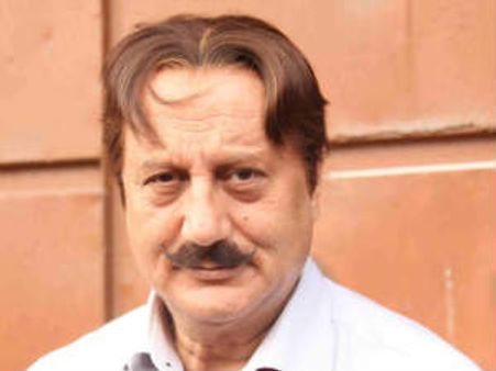 अनुपम खेर ने नहीं लौटाये पैसे