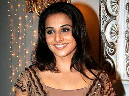 विद्या बालन बनीं चेन स्मोकर