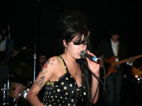 अपने अपार्टमेंट में मृत मिलीं ब्रिटिश गायिका एमी वाइनहाउस