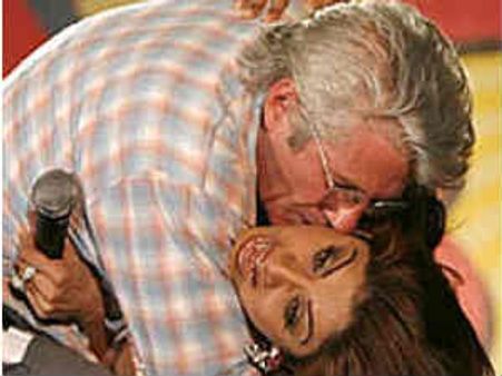 सरेआम एक-दूसरे को किस करने वाले शिल्पा-राबर्ट को कोर्ट का समन