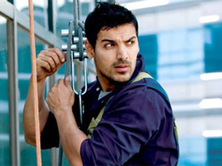 अब पांच हसीनाओं से इश्क फरमाते नज़र आएंगे जॉन