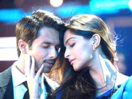 आखिरकार सोनम कपूर ने भी कर ही लिया लिपलॉक!