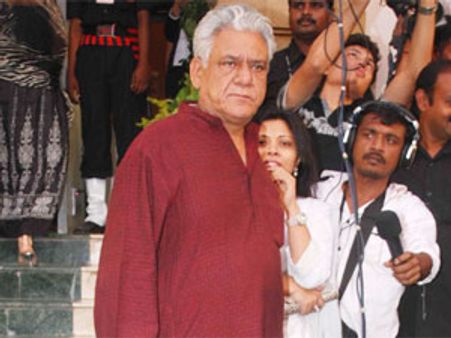 आधे से ज्यादा गंवार सांसद बैठे हैं, संसद में : ओम पुरी