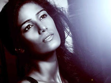 टीम इंडिया की हार से दुखी होकर पूनम पांडे ने उतारे कपड़े