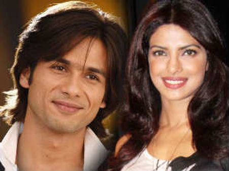 करीना लवली है लेकिन सेक्सी है प्रियंका चोपड़ा : शाहिद कपूर