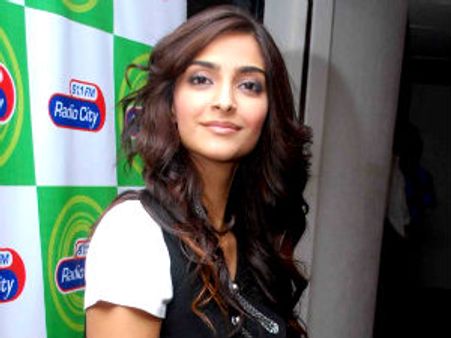 दिल्ली में हुए बम धमाकों पर बॉलीवुड ने ट्विटर पर शोक जताया