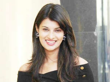 राजधानी एक्सप्रेस में पेस और बिकनी संग नजर आयेगीं सयाली भगत