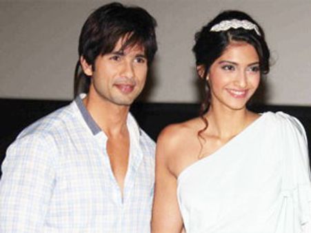 वायुसेना के बाद 'मौसम' की रिलीज पर रेलवे बना रोड़ा