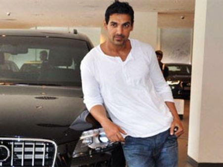 जॉन ने कहा मैरिड मैन भी दिखते हैं सेक्सी, मुझे शादी करनी है