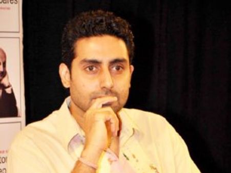 अभिषेक बच्‍चन फिर चोटिल, अब‍की अंगुली फ्रैक्‍चर हुई