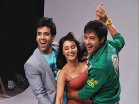 तुषार और मिनिषा ने की ट्रेन में जम कर मस्ती