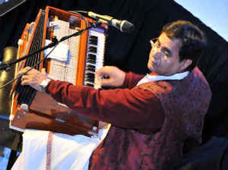 'जगजीत सिंह के जाने से अनाथ हो गयीं हूँ'